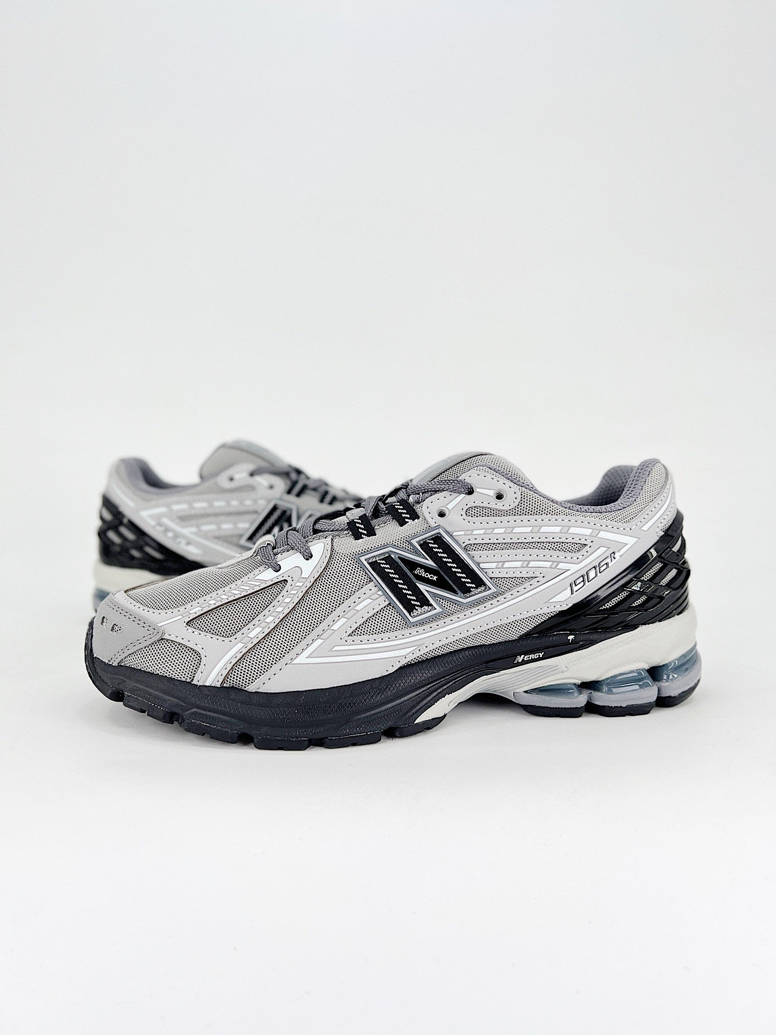 New Balance
1906R "Grey / Black" sneakers